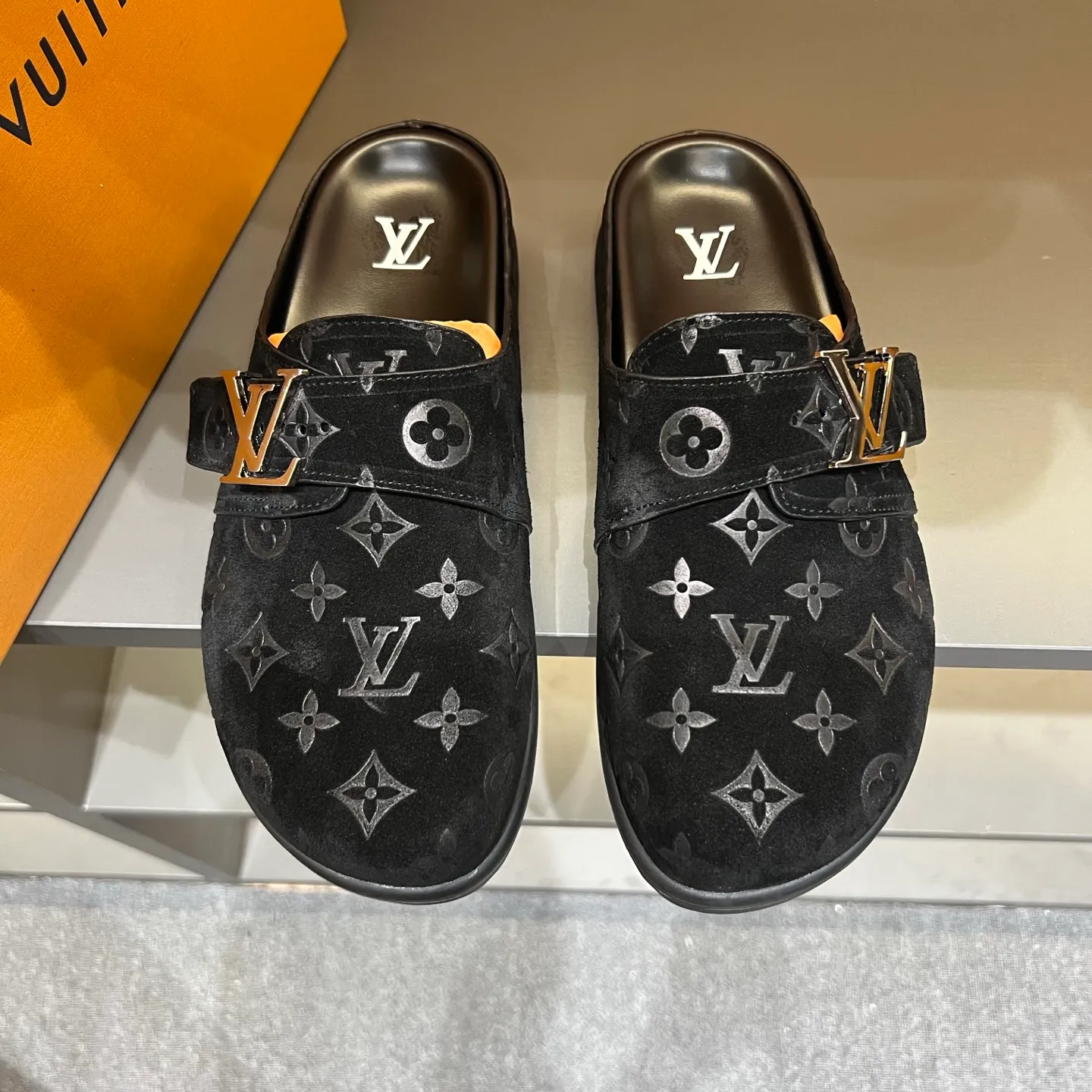 P360, 38-45 LV Easy 2025 new men's casual sandals, made of suede cow leather, with Monogram pattern to highlight the trendy style. Adjustable straps illuminated with LV letters, while a resilient insole and micro outsole provide lightweight comfort. Made of suede cow leather with embossed Monogram pattern and brand element metal hardware✅Adjustable straps➕Tough insole‼ ️Micro outsole. Comfortable and easy to wear‼ ️ P: 360, size: 38-45